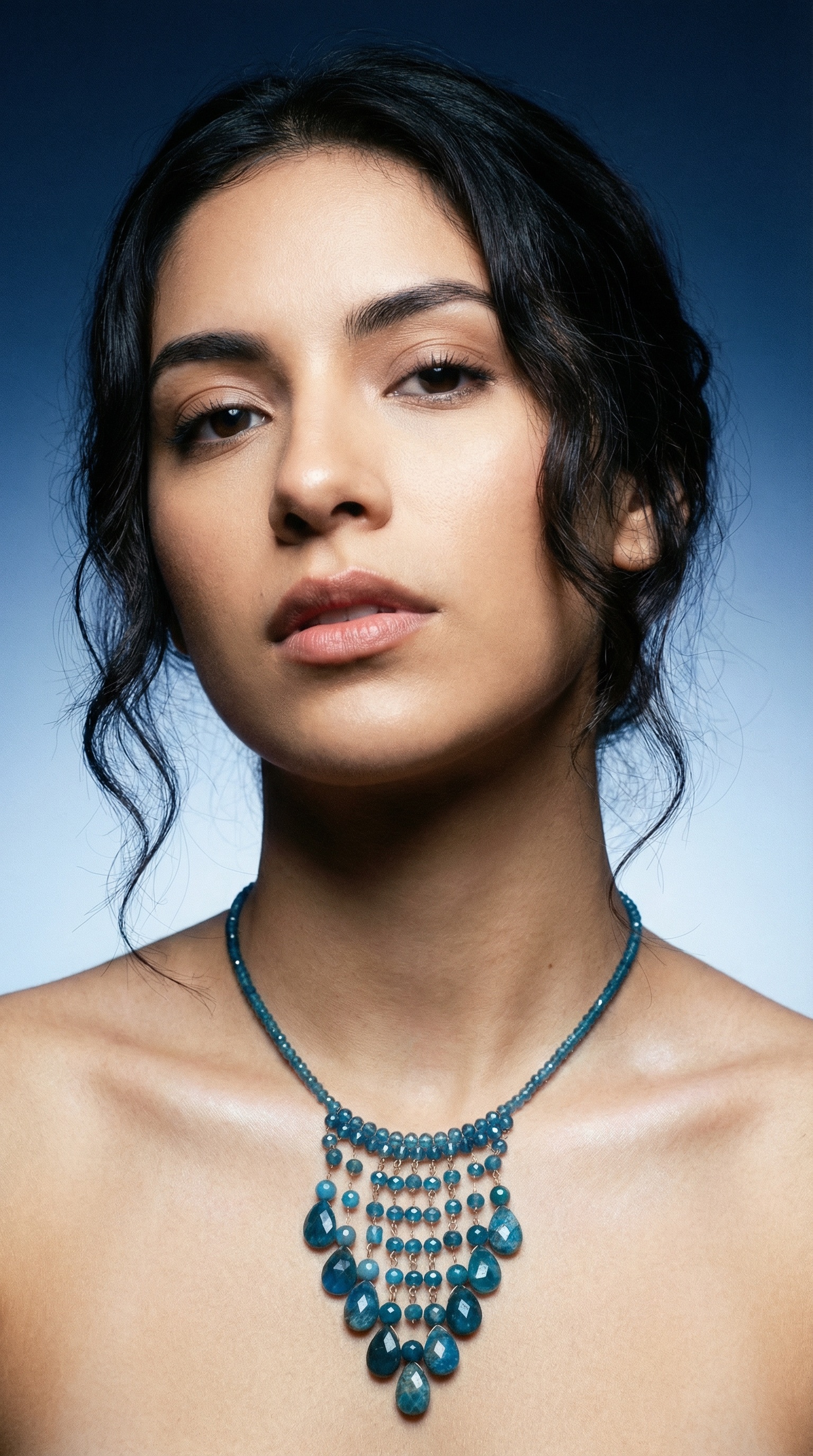 Campagna moda con modella e collana turchese