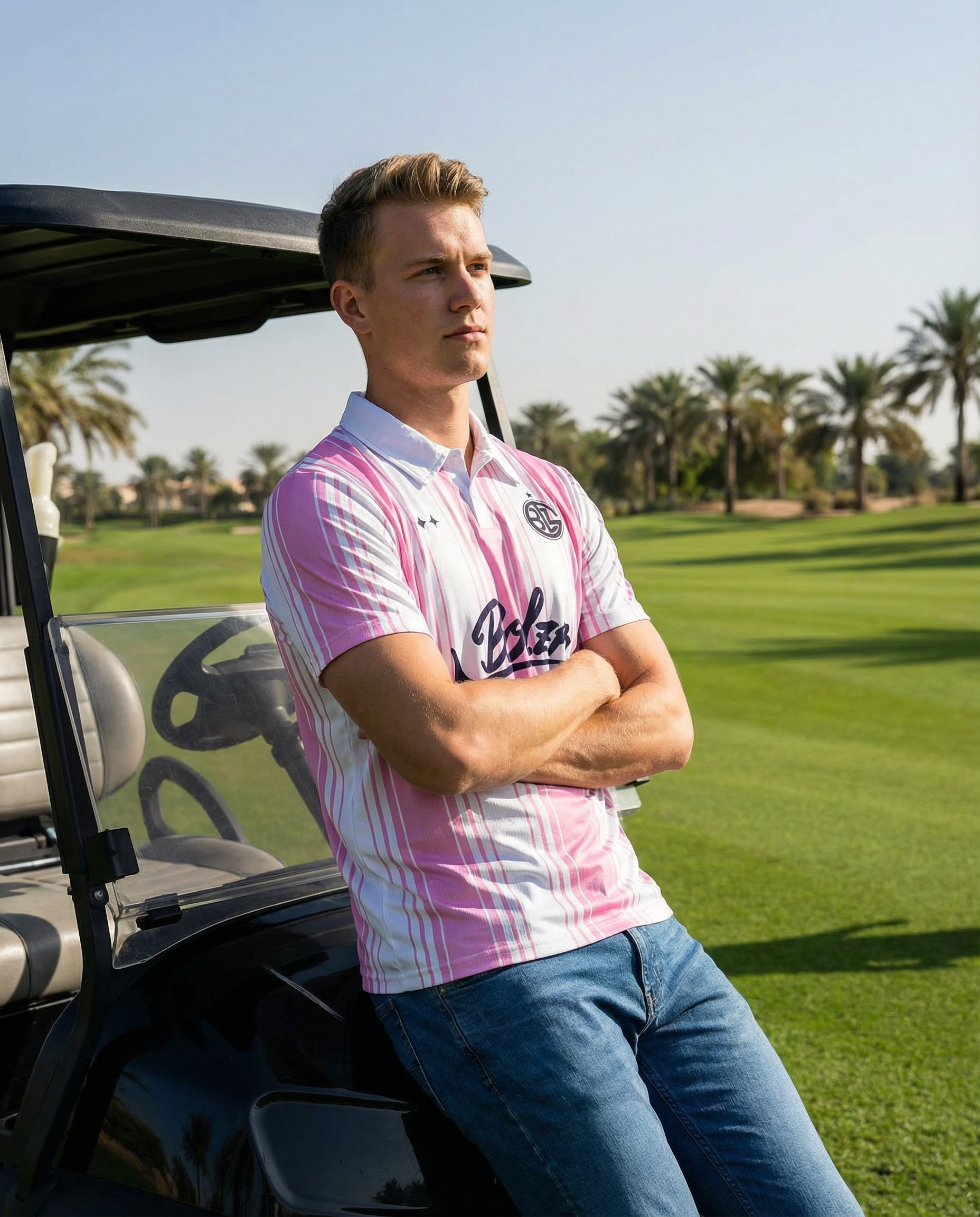 Campagna golf lifestyle con modello appoggiato al golf cart