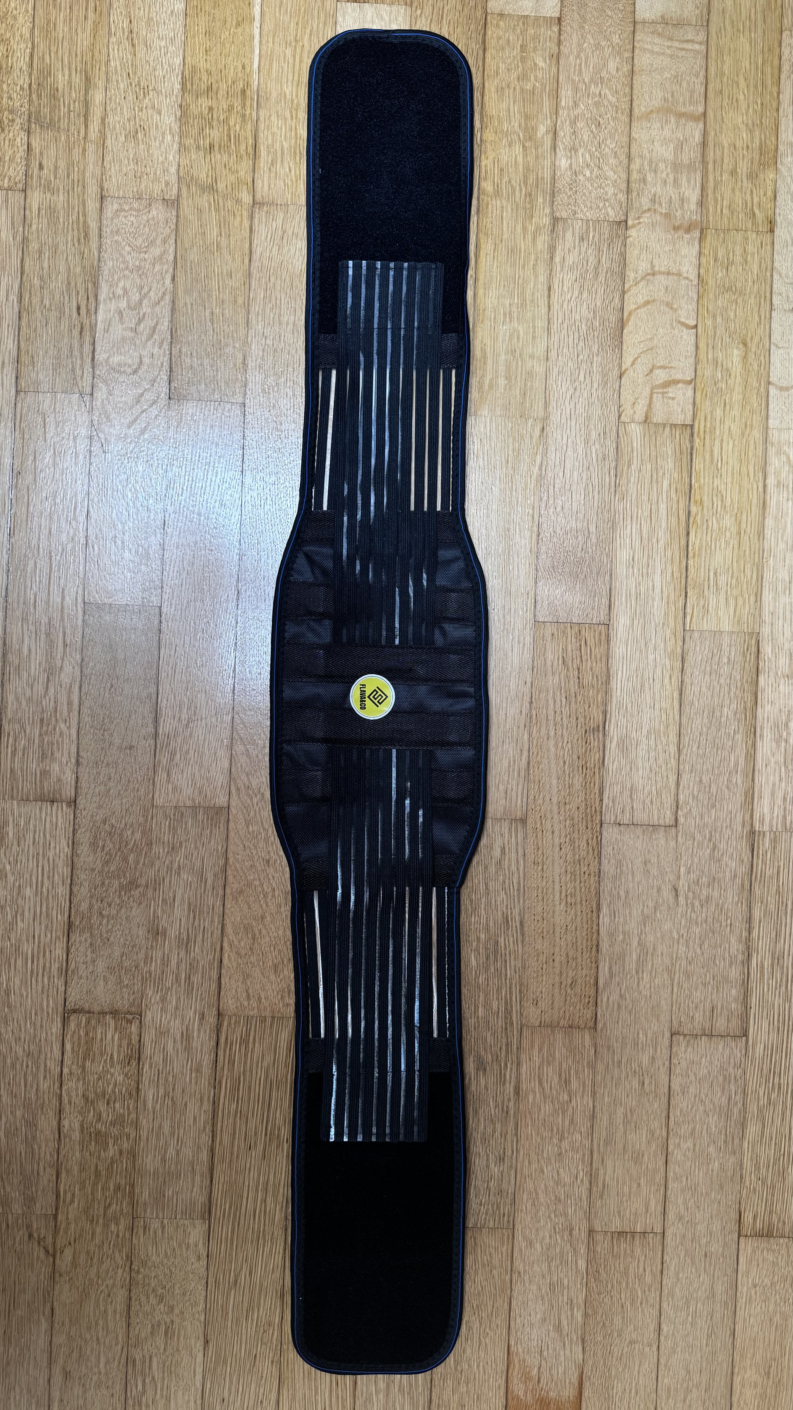 Foto grezza verticale della fascia lombare scattata dal cliente sul parquet