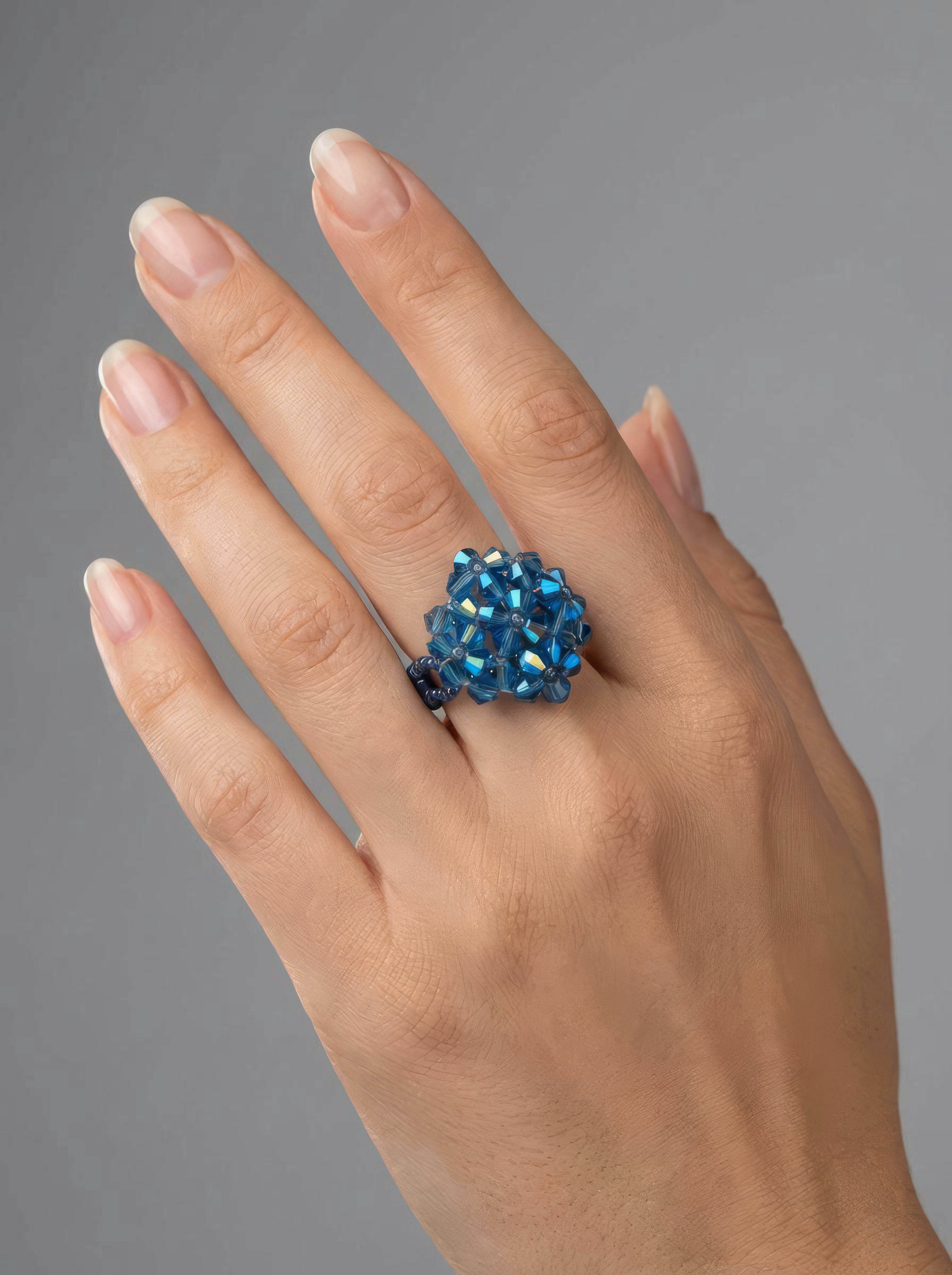 Dettaglio mano con anello blu